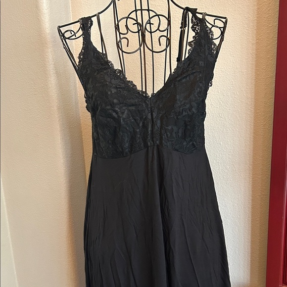 Black Lace Nightgown - Picture 5 of 9